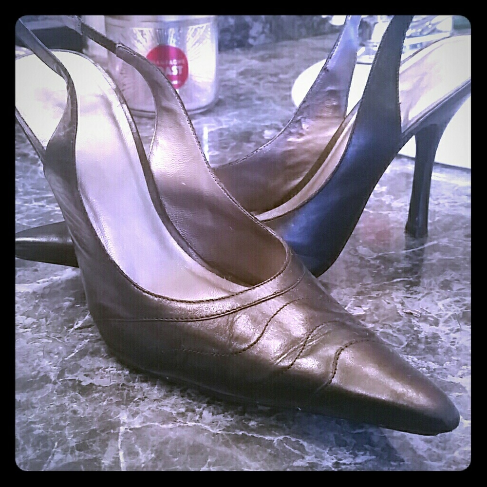 Black pumps
